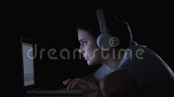 女孩舞台管理员深夜在笔记本电脑上安装视频疲劳视频的预览图