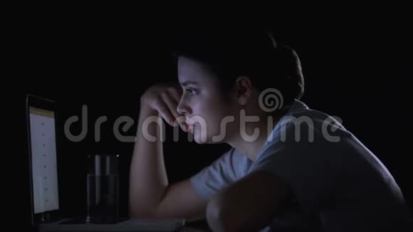 女系统管理员吃药夜班时感到头痛视频的预览图
