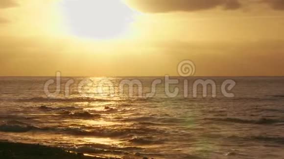 海滩上美丽的日落为海滨散步创造了完美的景色视频的预览图
