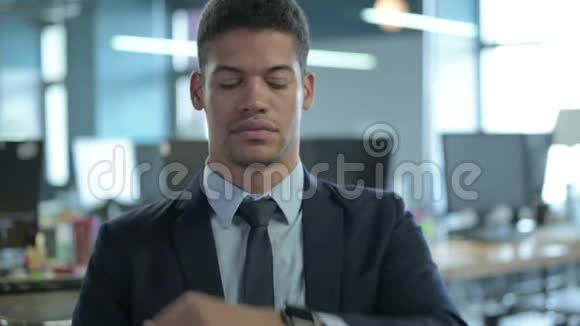 使用智能手表的非洲商务人士画像视频的预览图
