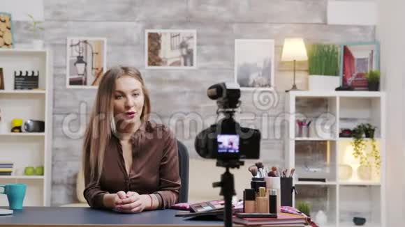 著名美容师vlogger录制护肤产品视频视频的预览图