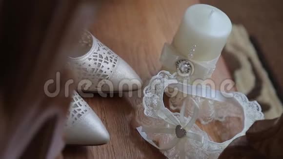结婚戒指在女人白鞋上新娘白鞋上漂亮结婚戒指白色婚礼订婚视频的预览图