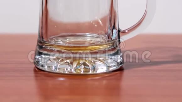 啤酒使玻璃杯中的玻璃杯停止运动视频的预览图