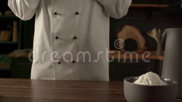 厨师在厨房里展示干净的手视频的预览图