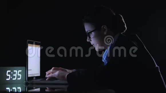 女士助理在电脑上打字为老板准备研究晚上加班视频的预览图