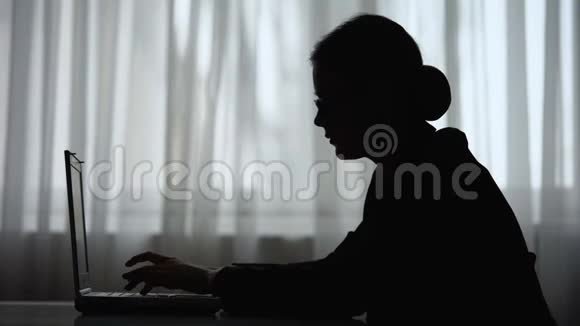 女记者在笔记本电脑上打字剪影短期文章发布视频的预览图