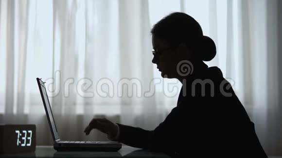 疲惫的女人上夜班的剪影带着笔记本离开房间视频的预览图