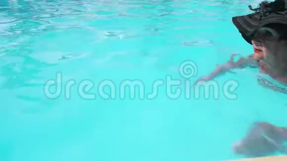 白人老年女性在酒店的蓝色游泳池游泳健康生活方式的概念视频的预览图