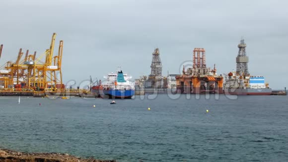 几个油井和一艘油轮运输石油港口起重机海上石油概念修复与建设视频的预览图