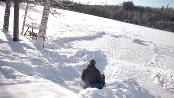 有趣的家伙骑着雪管从山上到冰湖视频的预览图