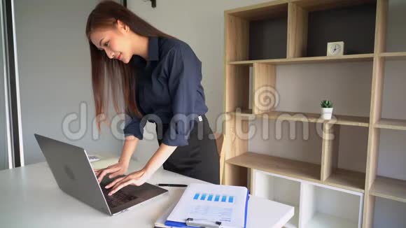 自信美丽的亚洲商界女性在笔记本电脑和工作站文件上从事新创业项目的4k视频视频的预览图
