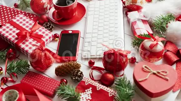 各种设备和热饮的圣诞标志视频的预览图