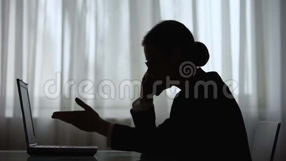 精疲力竭的妇女与在笔记本电脑上工作的外国伴侣通电话视频的预览图