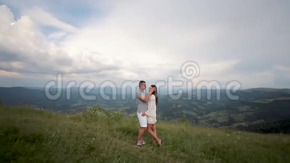 第一次约会的浪漫男女手牵手山间感受爱情平静幸福视频的预览图