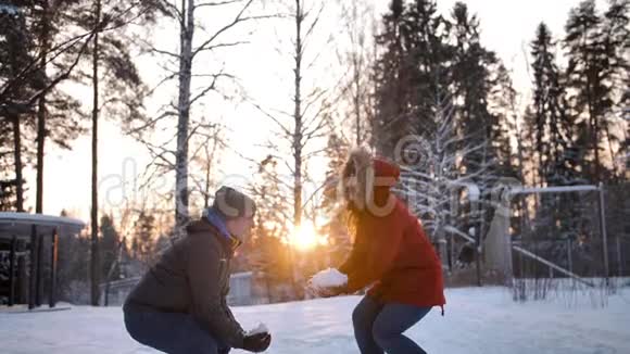 年轻夫妇在空中投掷雪粒视频的预览图
