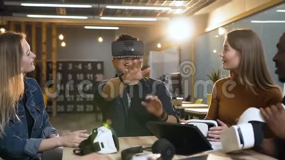 中国年轻人戴着虚拟现实眼镜玩游戏而他的牛人嘲笑他视频的预览图