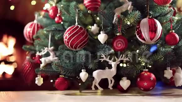 红球鹿圣诞树视频的预览图