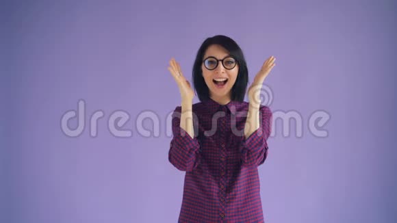 紫色背景下的快乐女孩捉迷藏的画像视频的预览图