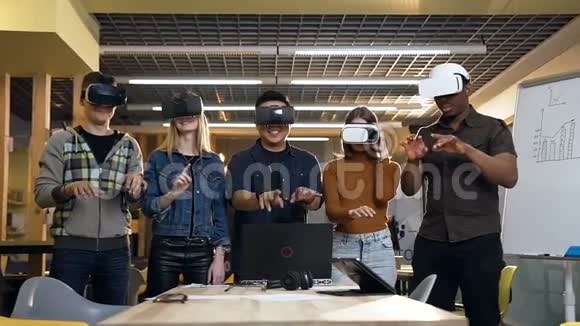 多民族的商人在工作日用虚拟现实眼镜打字视频的预览图