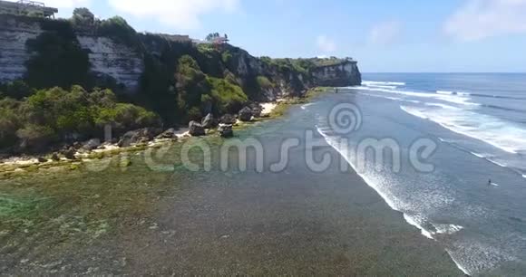 迷人的空中景色蔚蓝的海洋和海浪撞击岩石悬崖与飞溅和白色泡沫巴厘岛视频的预览图