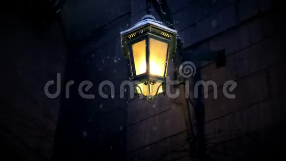 冬夜降雪的灯视频的预览图