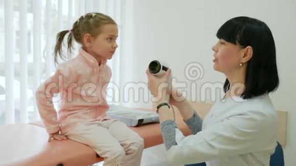 光治疗医院治疗儿童在医生接待理疗在医院护士做光治疗视频的预览图