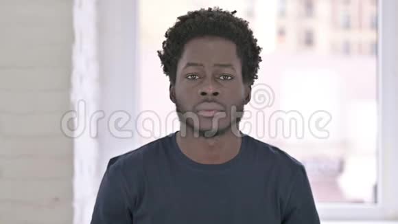 美国黑人青年对失败的震撼视频的预览图