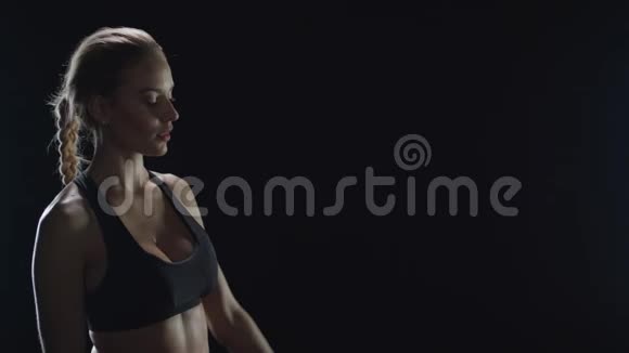 健身妇女的肖像看动画结果的心率监视器视频的预览图