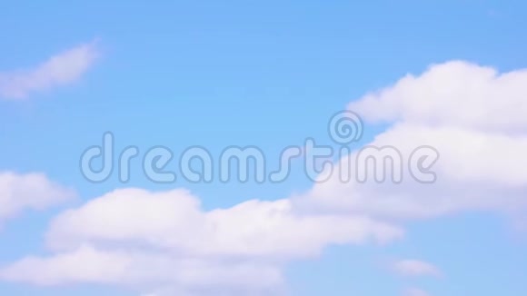大自然白云背景是晴朗的蓝天4k时间推移第3部分第1部分视频的预览图