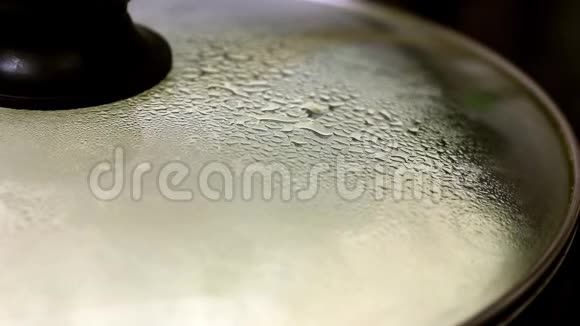 自制的煎蛋卷在煎锅里煮水滴顺着钢化玻璃盖子流下来视频的预览图