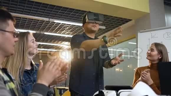 商界多民族团队为日本年轻人使用虚拟现实眼镜成功创业鼓掌视频的预览图