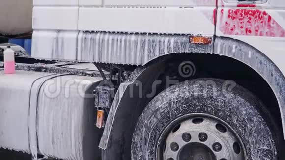 一个工人洗了一辆大卡车视频的预览图