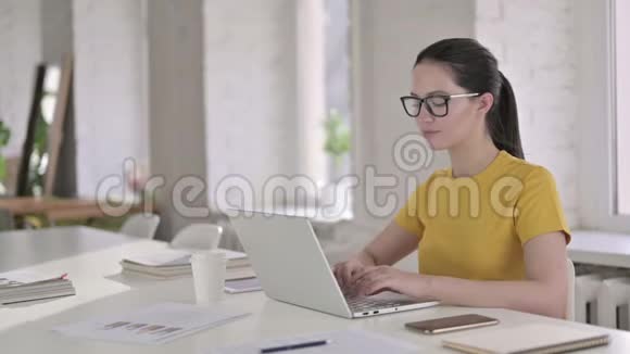 努力工作的年轻女设计师在笔记本电脑上失败视频的预览图