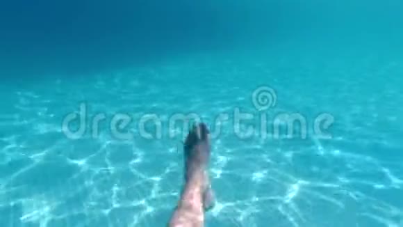 人的脚在水面下潜游雄的双脚在晶莹剔透的碧水中游动视频的预览图