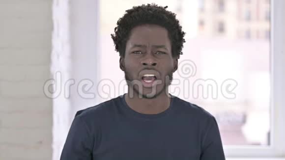 愤怒的非裔美国青年喊话画像视频的预览图