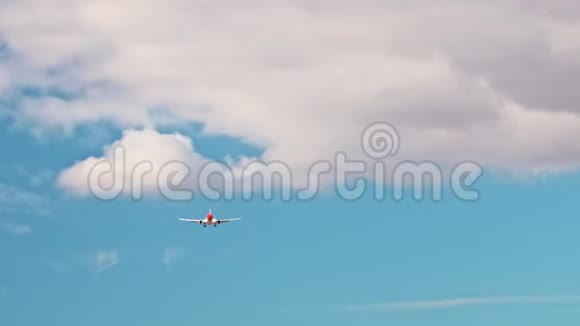 红色喷气式飞机随着底盘的释放飞越天空云云视频的预览图
