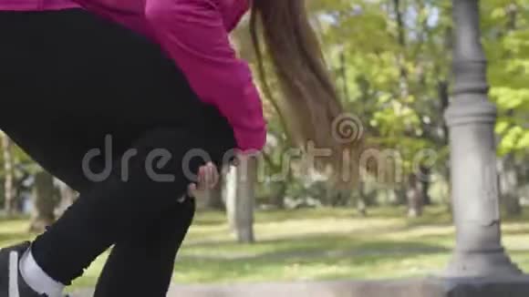 由于膝盖疼痛白种人女子在晨跑时穿着运动裤腿视频的预览图