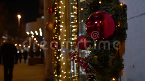 冬天的夜晚城市的街道圣诞装饰挂着嘉兰的灯光闪耀视频的预览图