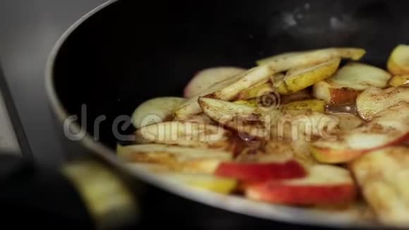 侧观红切苹果炒锅用肉桂和糖黄油起泡沸腾自制蛋糕sl视频的预览图