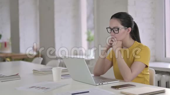 昏昏欲睡的年轻女设计师在现代办公室小睡视频的预览图