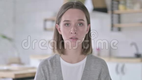 愤怒的青年妇女的肖像视频的预览图