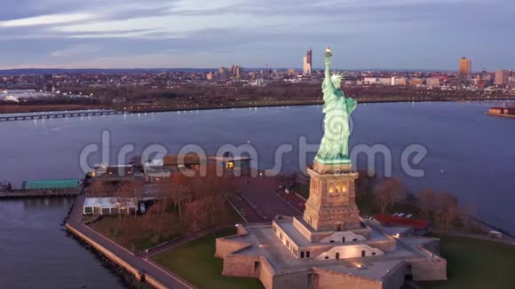 慢无人机沿着自由女神像在纽约视频的预览图