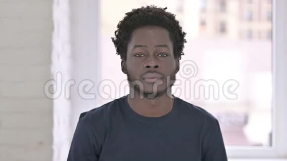 非洲裔美国青年男子的肖像展示视频的预览图