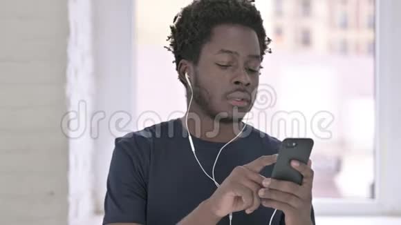 美国黑人青年听头音画像视频的预览图