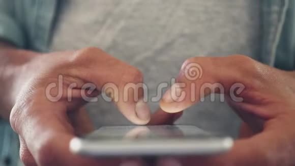 用智能手机拍男性手的特写镜头视频的预览图