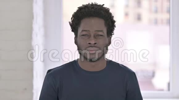 疲惫的非洲裔美国青年留胡子画像视频的预览图