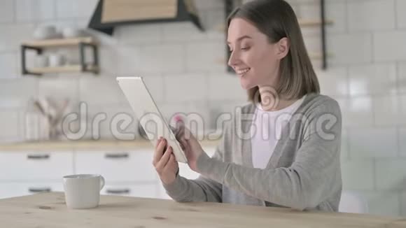 创意青年妇女在家中使用平板电脑视频的预览图