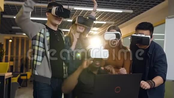 专注于虚拟现实眼镜的年轻人庆祝与客户的成功交易视频的预览图