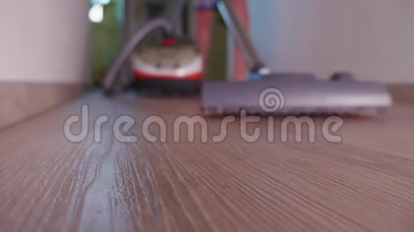 家里地毯上使用吸尘器的人面目全非视频的预览图