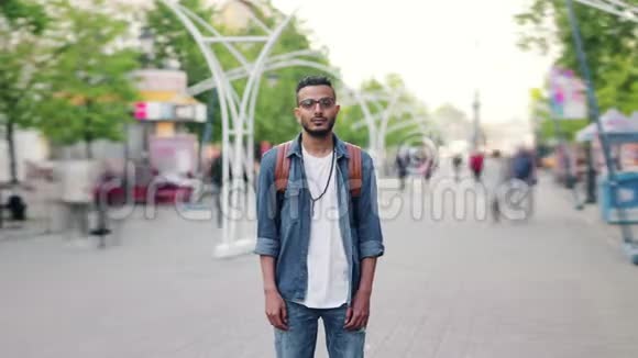 中东男子背着背包站在街上的时光流逝画像视频的预览图